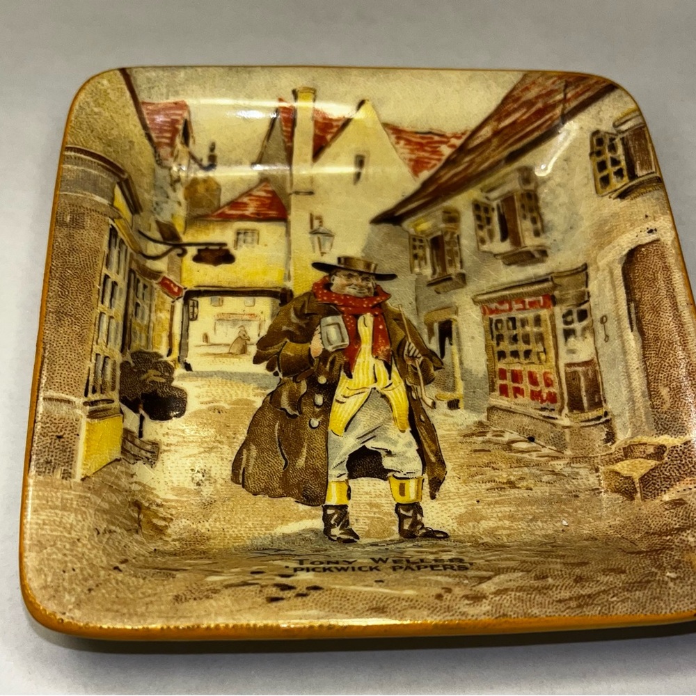 New Hall Hanley Staffordshire
Porcelain Trinket Dish Tony Weller
Pickwick Papers